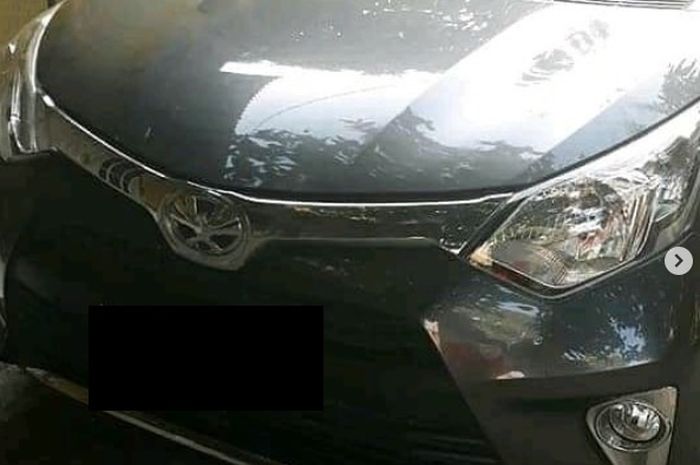 Toyota Calya yang dikejar-kejar warga karena kabur setelah menabrak ibu-ibu dan gerobak