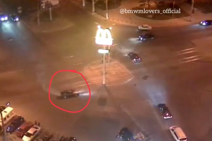 Mobil yang memutari satu bundara penuh dengan cara ngedrift