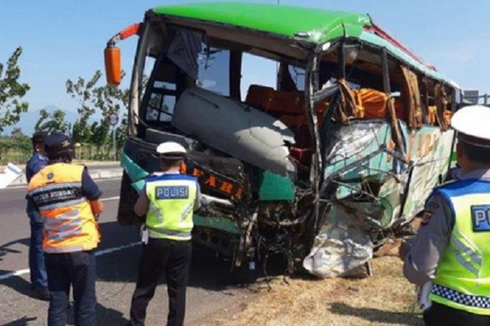 Kecelakaan maut bus Safari, Mitsubishi Xpander dan Toyota Innova di Tol Cipali, tewaskan 12 orang (17/6/2019)