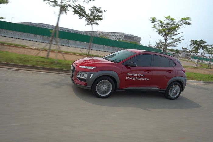 Hyundai Kona tetap nyaman saat melintasi jalan bergelombang