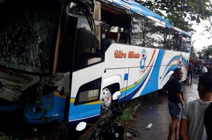 Kondisi bus pariwisata mengalami rem blong di jalan menurun dan menabrak dua truk tangki BBM