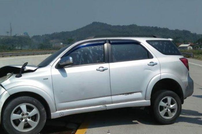 Kondisi Toyota Rush usai mengalami kecelakaan karena pecah ban, bagian depan ringsek