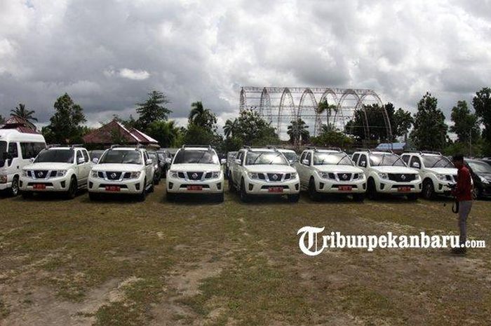 Sejumlah mobil dinas diparkir di halaman belakang rumah dinas gubernur Riau, Pekanbaru, Kamis (30/5/2019).