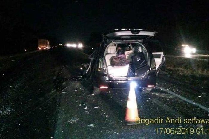 Toyota Kijang Innova yang trlibat kecelakaan di ruas tol Cipali