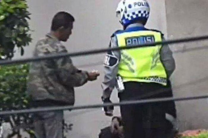 Rekaman video yang menunjukkan adanya aksi pungli yang dilakukan oleh Polisi di Medan.