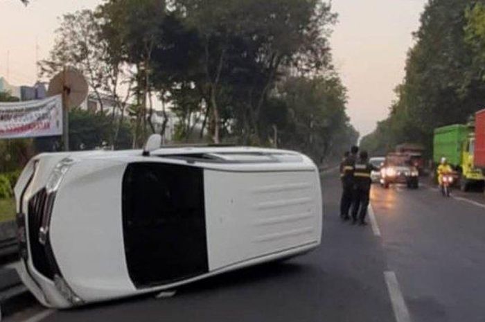 Kondisi mobil Daihatsu Xenia yang terguling