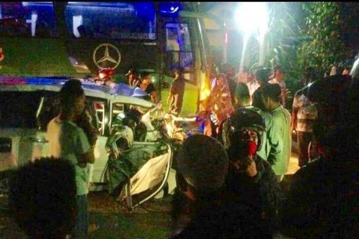 Kecelakaan antara Daihatsu Xenia dan bus Simpati Star
