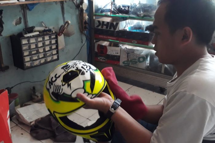 Rifa, Pegawai Bengkel Helm sedang meng-coating helm AGV milik pelanggan