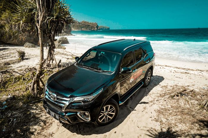 Toyota Fortuner VRZ 4x4 di Pantai Srau, Pacitan, Jawa Timur