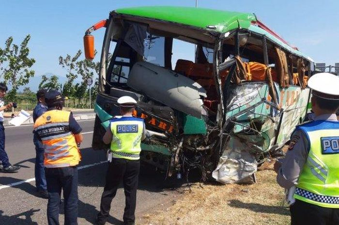 Kondisi bus Safari yang hancur setelah tabrak Mitsubishi Xpander dan Toyota Innova dalam kecelakaan maut di Tol Cipali, Senin (17/6/2019).