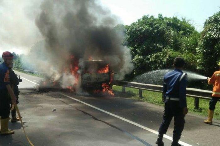 Tim Pemadam Kebakaran sedang memadamkan truk box pengangkut sosis yang terbakar di tol Cipularang.