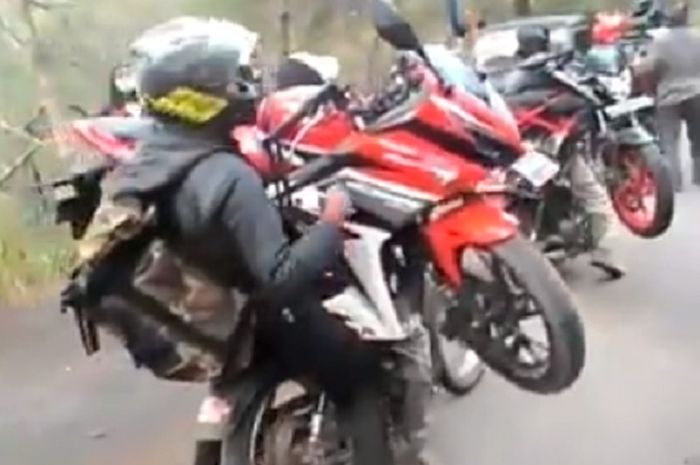 Honda GL Pro menggendong tiga motordi jalur menanjak