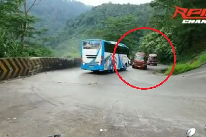 Bus mengalami rem blong dan menabrak dua truk tangki milik Pertamina di Padang, Sumatera Barat