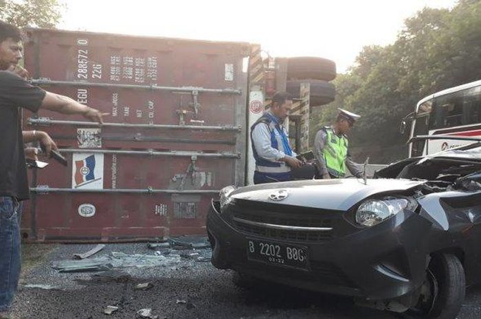 Kondisi Toyota Agya usai dihempaskan truk Kontainer di tol Cipularang