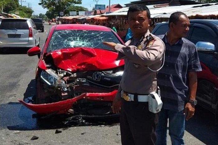 Mobil Jazz mengalami rusak berat usai bertabrakan dengan sepeda motor di kawasan ruas jalan nasional Desa Geulumpang Payong, Jeumpa, Bireuen, Minggu (16/6/2019).