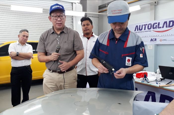 Melihat cara pengerjaan Smart repair di Autoglad dari teknisi Jepang