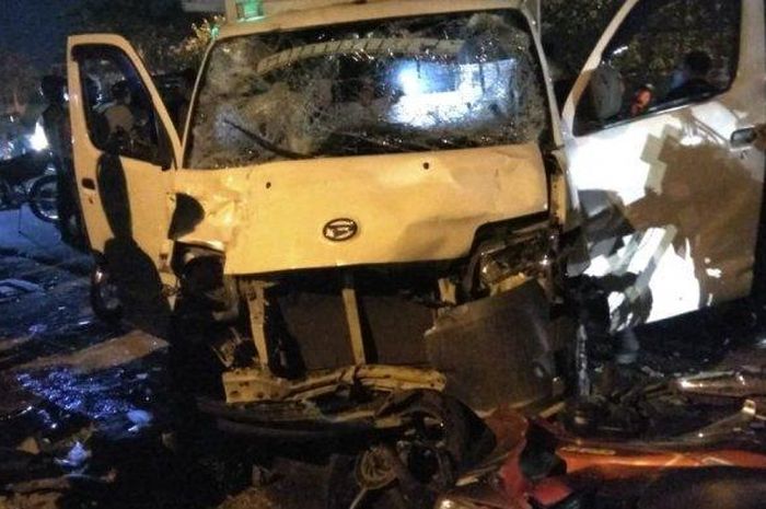 Daihatsu Gran Max menabrak 7 polisi bermotor