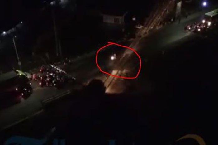 Terekam Drone Pemotor Cuek Terabas Perlintasan Kereta Api
