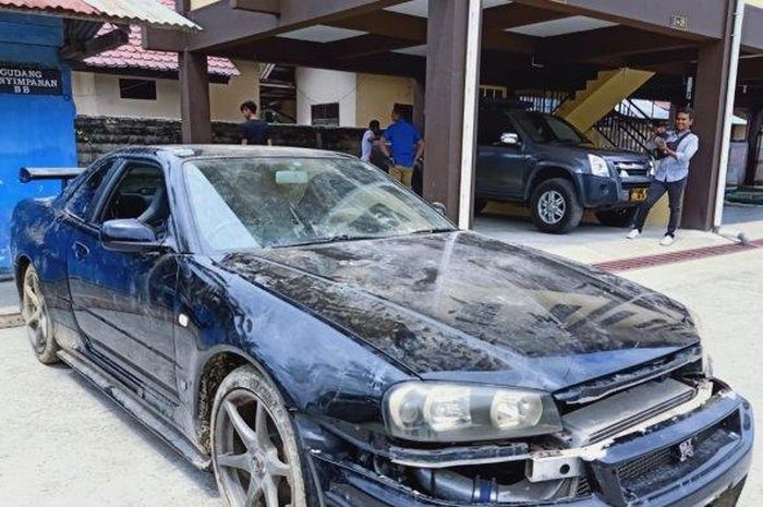 Nissan Skyline selundupan diciduk petugas kepolisian