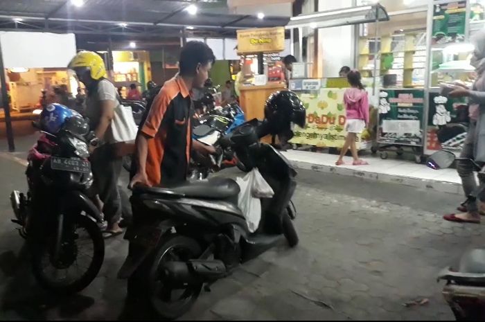 Mas Nyono bekerja layaknya vallet parkir membuat nyaman pemilik motor