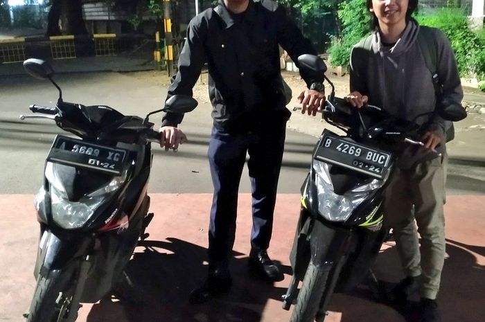 Foto pemilik Honda BeAT bersama pemilik Honda BeAT lainnya yang saling tukar motor