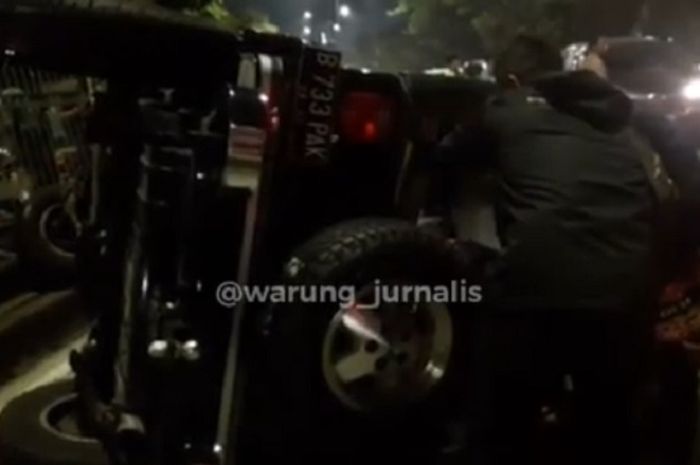 Kondisi Jeep Rubicon setelah terlentang menghajar separator jalan