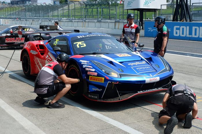 Mobil Ferrari 488 GT3 yang digunakan pembalap asal Indonesia, Rio Haryanto, untuk berkompetisi di kelas Pro-Am pada ajang Blancpain GT World Challenge Asia 2019 di Sirkuit Suzuka, Jepang.