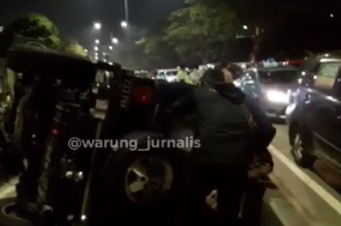 Jeep Rubicon terbalik di Pasar Rumput, gara-gara kejar jambret.