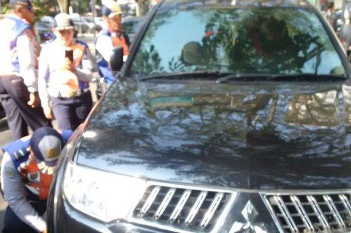 Mitsubishi Pajero berlogo kejaksaan yang parkir sembarangan digembosi petugas