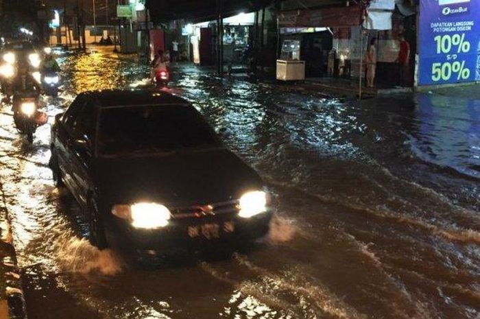 Jalan Kapten Muslim tergenang air akibat hujan panjang sekitar dua jam di Kota Medan, Rabu (19/6/2019) malam.  