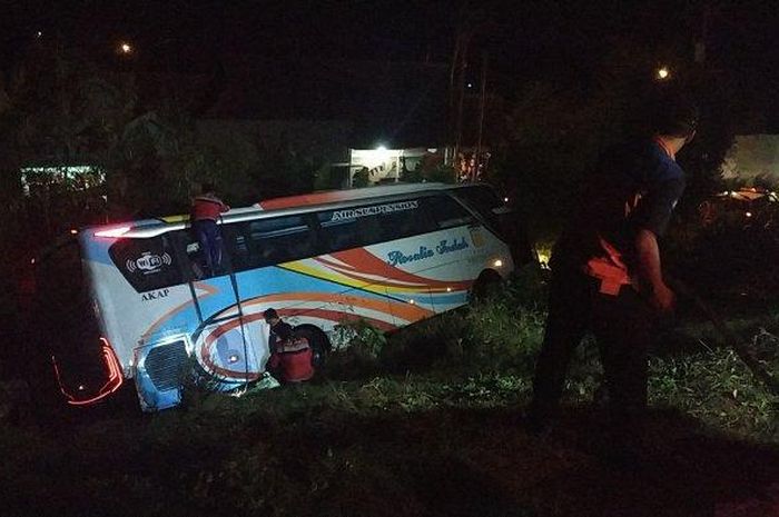 Kecelakaan antara Bus Rosalia INdah dan truk pengangkut beras