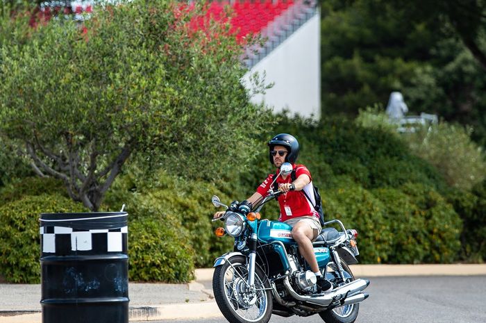 Sebastian Vettel menyambut akhir pekan F1 Perancis dengan motor klassiknya.
