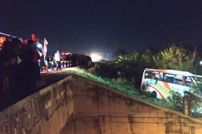 Proses evakuasi kecelakaan maut bus vs truk di Jalan Tol Pejagan-Pemalang, Brebes pada Jumat (21/6) dini hari.