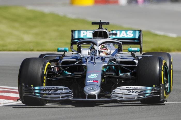 Lewis Hamilton tercepat pada latihan pertama usai jajal beberapa ban. 