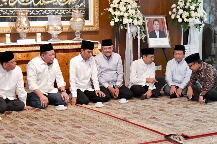 Presiden Joko Widodo melayat ke kediaman Ketua Mahkamah Agung (MA) Hatta Ali 