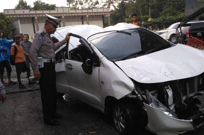 Toyota Avanza nyaris terbelah usai hajar pagar rumah warga karena kaget ada mobil dariarah lawan