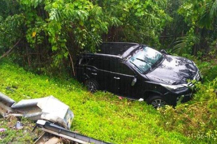 Fortuner yang terlibat lakalantas di kawasan jalan Nasional Desa Crak Mong, Kecamatan Sampoiniet, kabupaten setempat, Jumat (23/6/2019). 