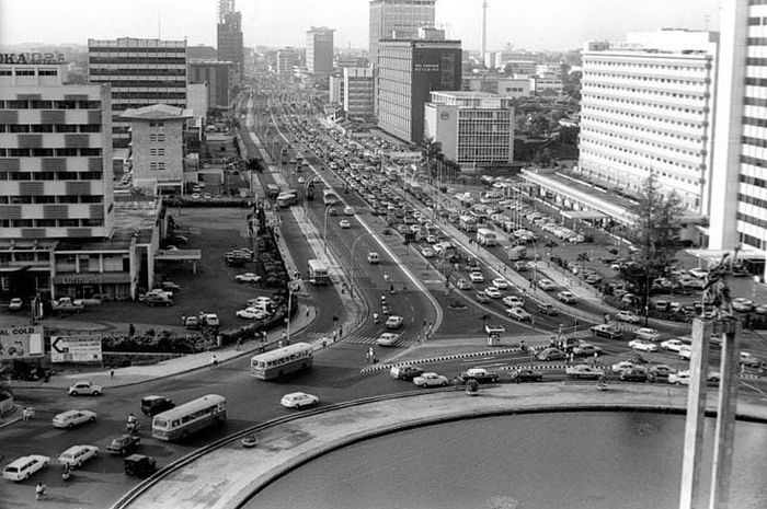 Meskipun macet tetap marak, Jakarta sudah banyak berubah sejak tahun 1970-an saat foto ini diambil.