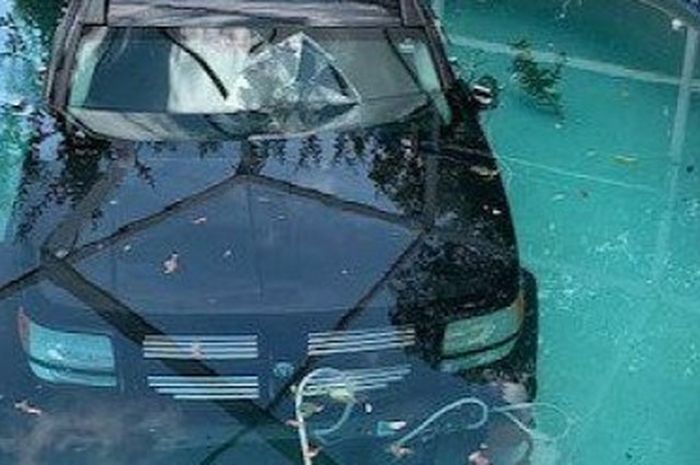 Sebuah SUV tenggelam di kolam renang di Florida, Amerika Serikat (20/6/2019)