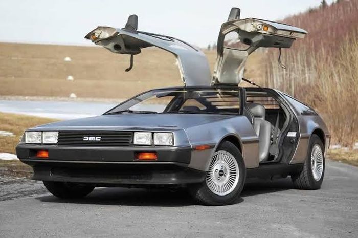 Mobil klasik DeLorean DMC-12 dengan pintu bergaya gull-wing