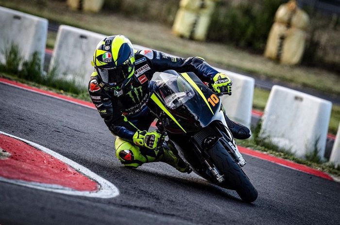 Eits, ada nomornya Luca Marini di motor yang dipakai Valentino Rossi tuh