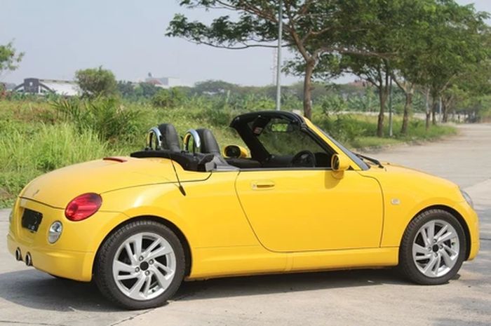 Daihatsu Copen dengan warna kuning