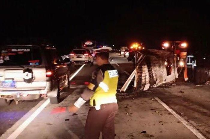 kecelakaan maut di km 662 jalur b tol kertosono sabtu 22/06/2019 malam