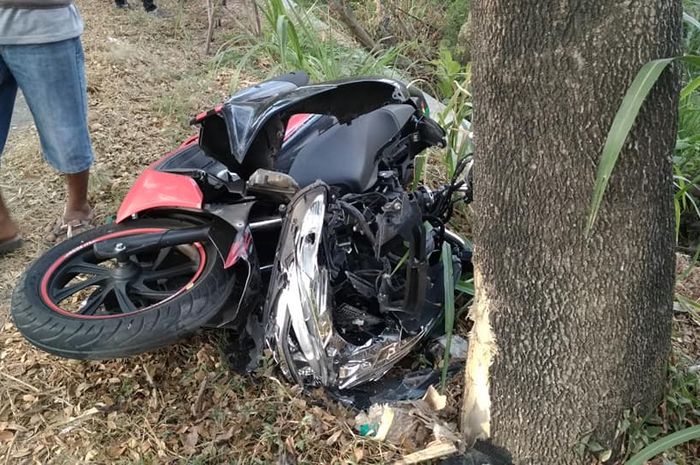 Lampu Honda PCX pecah pasca menabrak pohon