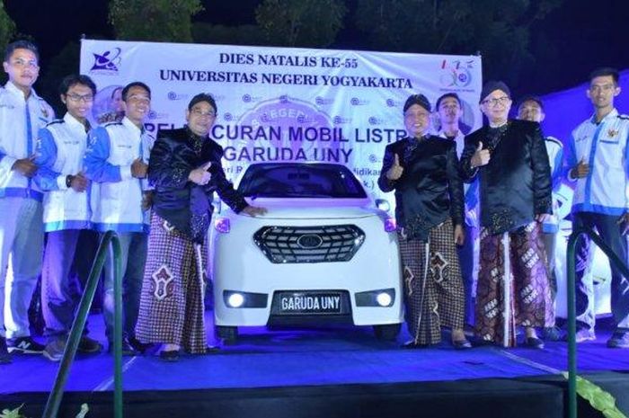 Dalam rangka Dies Natalis Universitas Negeri Yogyakarta (UNY) ke- 55 Menteri Riset, Teknologi, dan Pendidikan Tinggi (Menristekdikti) Mohamad Nasir bersama Rektor UNY, Sutrisna Wibawa meluncurkan Mobil Listrik Garuda UNY karya inovatif Mahasiswa Fakultas Teknik UNY. 