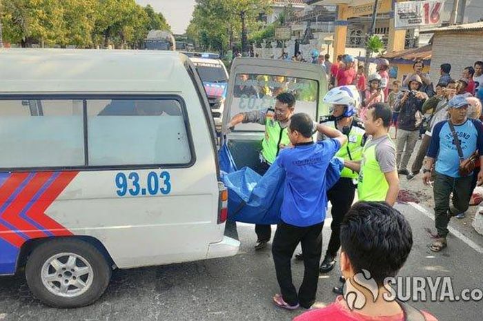Korban Kecelakaan antara pengendara motor dengan truk dievakuasi petugas kepolisian, Sabtu (22/6/2019).