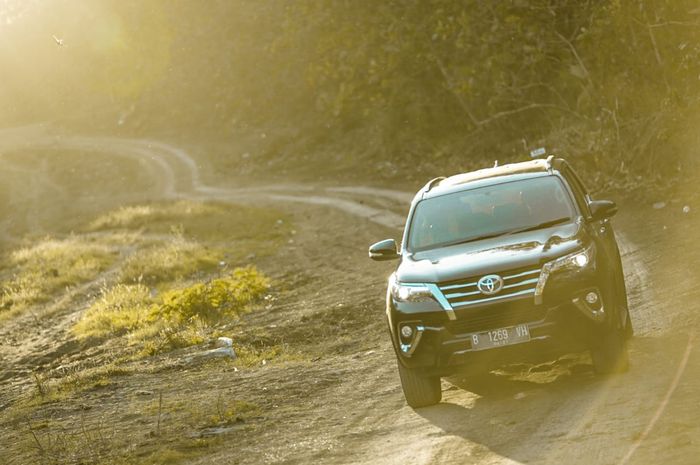 Toyota Fortuner VRZ 4x4 di akses menuju Pantai Kondang Merak