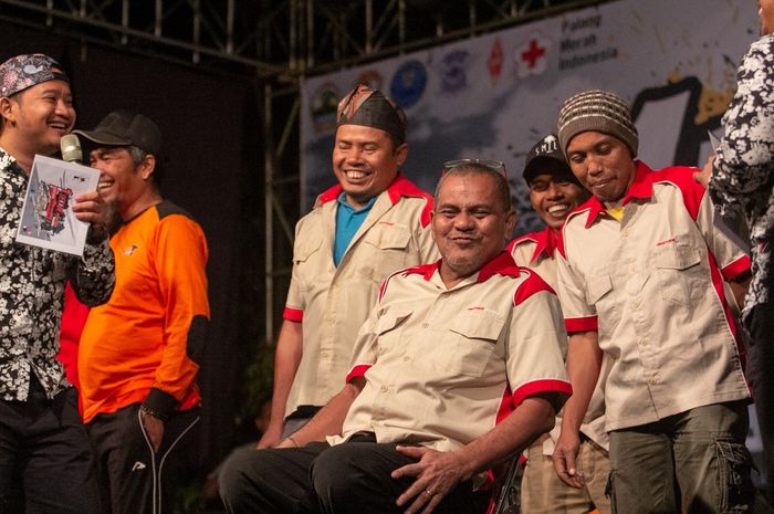 Mahnizar yang akrab disapa Opung tetap tersenyum setelah berkendara dari Medan, Sumatra Utara sampai Karanganyar, Jawa Tengah.