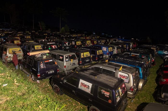 Ribuan Isuzu Panther terparkir rapih dalam acara ulang tahun komunitas Panther Mania yang kesepuluh di Tawangmangu, Karanganyar, Jawa Tengah.