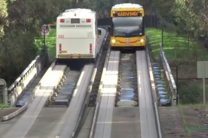 Transportasi O-Bahn di Adelaide, Australia.